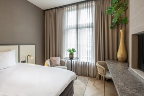 Phòng Suite Junior | 1 phòng ngủ, két bảo mật tại phòng, bàn, màn/rèm cản sáng 