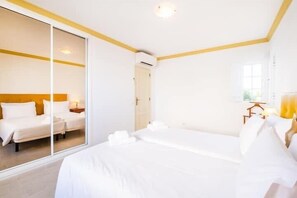 4 bedrooms, iron/ironing board, WiFi, bed sheets
