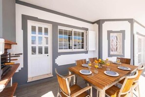 Outdoor dining - Villa Redonda - Short walk from the beach (Albufeira)