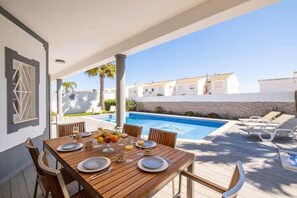 Outdoor dining - Villa Redonda - Short walk from the beach (Albufeira)