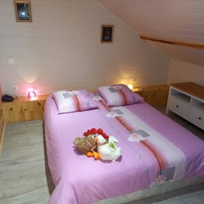 3 Schlafzimmer, Schreibtisch, Bügeleisen/Bügelbrett, Reisekinderbett