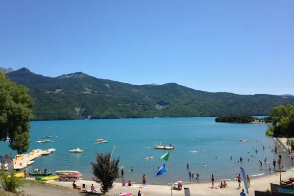 Ubicación cercana a la playa, tumbonas y toallas de playa