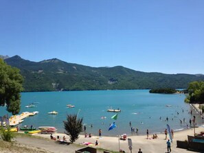 Beach nearby, sun loungers, beach towels