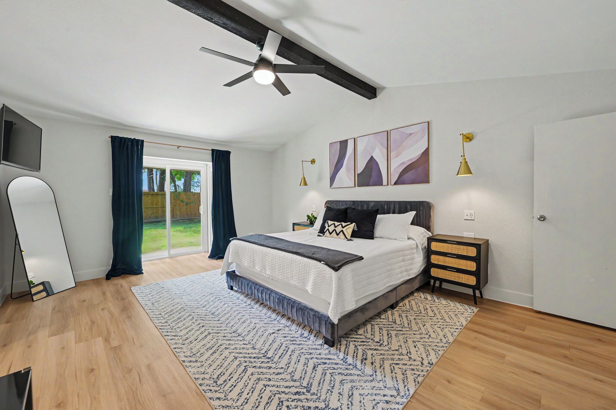 3 habitaciones, escritorio y tabla de planchar con plancha 