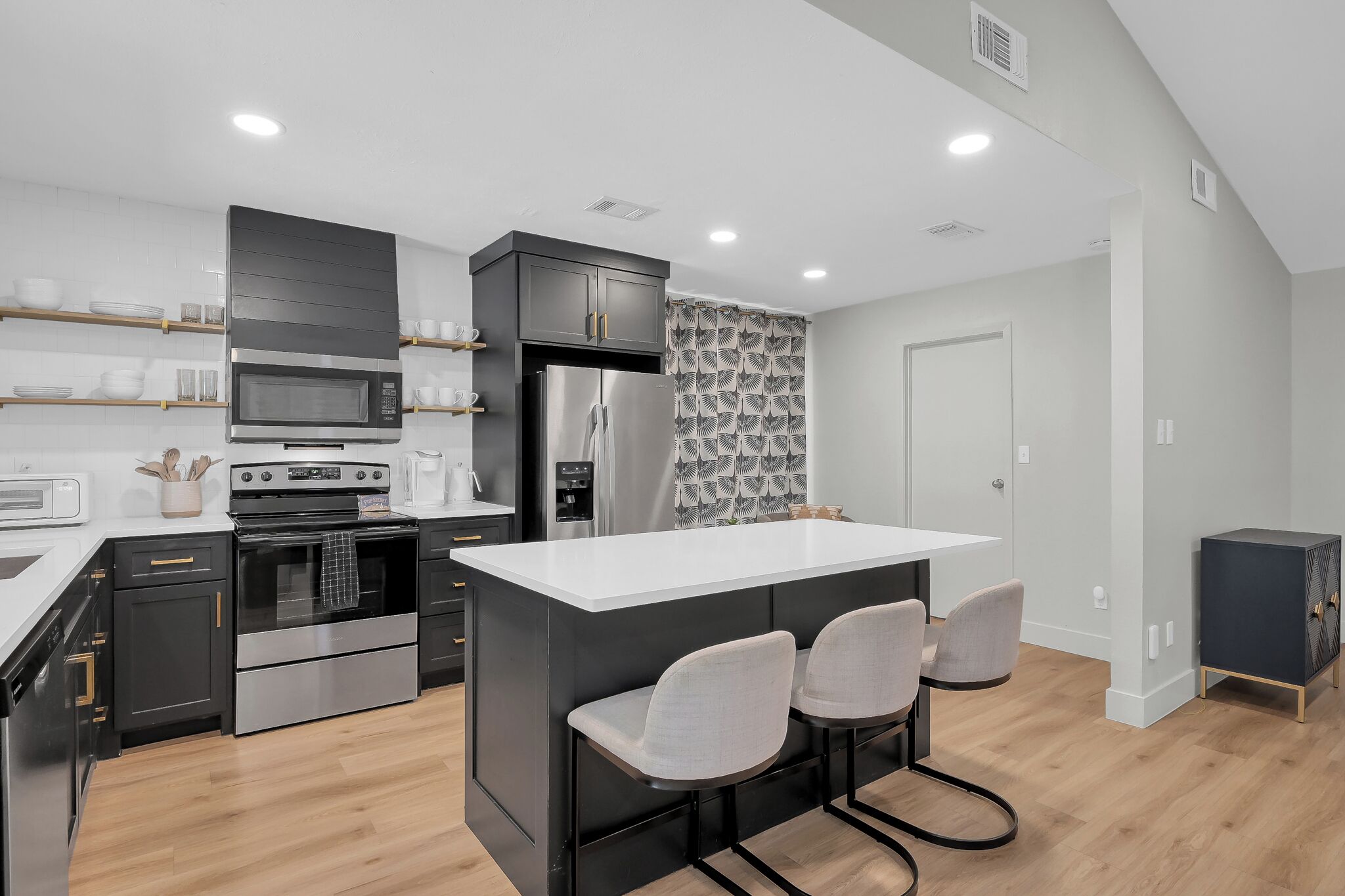 Refrigerador, microondas, horno y parrilla de estufa 