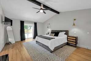 3 habitaciones, escritorio y tabla de planchar con plancha