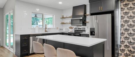 Kühlschrank, Mikrowelle, Ofen, Herdplatte