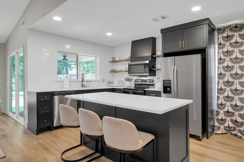 Fire Pit * Grill * Hammock * King Bed