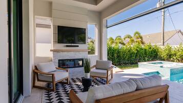 Smart TV, lareira, livros, aparelho de som