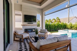 Smart TV, fireplace, books, stereo - Luxe Coastal Getaway Naples Vanderbilt Beach Home Heated Pool/Spa Pet Friendly (Naples)