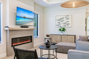 Smart TV, fireplace, books, stereo