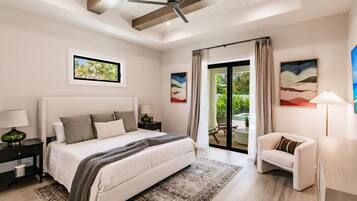 4 quartos, escrivaninha, ferros/tábuas de passar roupa, berço de viagem