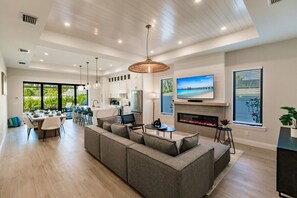 تلفزيون ذكي، مدفأة، كُتُب، ستيريو