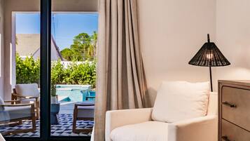 Smart TV, fireplace, books, stereo