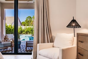 Smart-tv, pejs, bøger, stereoanlæg