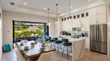 Geladeira, micro-ondas, fogão, cooktop