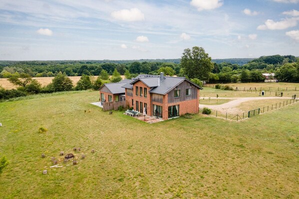 Exterior - Ferienhaus Landurlaub - Tolle Alleinlage mit Blick Über Wiesen und Felder (Schwarz)