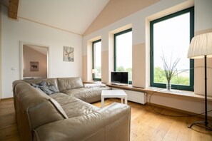 TV, fireplace - Ferienhaus Landurlaub - Tolle Alleinlage mit Blick Über Wiesen und Felder (Schwarz)