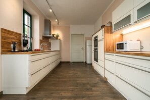 Fridge, microwave, oven, stovetop - Ferienhaus Landurlaub - Tolle Alleinlage mit Blick Über Wiesen und Felder (Schwarz)