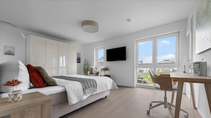 3 Schlafzimmer, Schreibtisch, Bügeleisen/Bügelbrett, Reisekinderbett