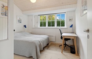 3 bedrooms, iron/ironing board, free WiFi
