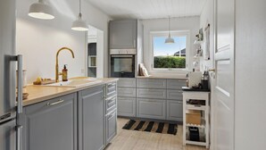 Kaffetrakter/tekoker, kjøleskap, kokeplater og oppvaskmaskin
