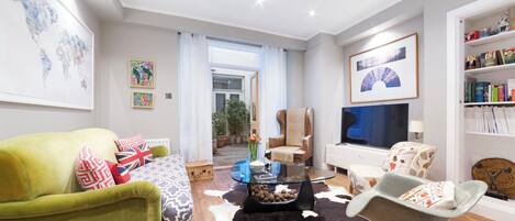 Una Smart TV, libros