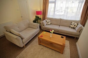 TV - Ringswell Gardens Room 1 (Bath)