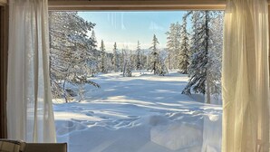 A window with a view of a snow-covered landscape and trees. - 3 bedroom amazing home in Tuddal (Tuddal)