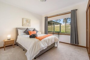 4 bedrooms, desk, iron/ironing board, WiFi