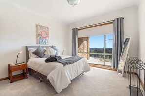 4 bedrooms, desk, iron/ironing board, WiFi - Waringa Downs Farm Stay - Close to Mayfield Garden (Oberon)