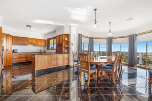 Dining - Waringa Downs Farm Stay - Close to Mayfield Garden (Oberon)