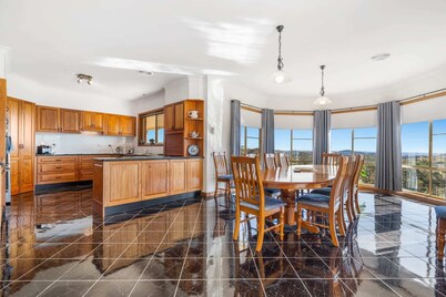 Waringa Downs Farm Stay - Close to Mayfield Garden