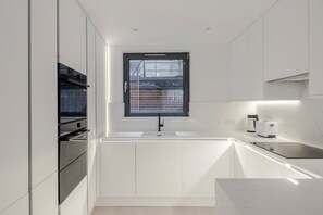 Fridge, microwave, stovetop, dishwasher