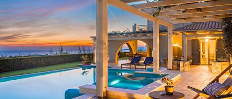 Una piscina al aire libre, una piscina climatizada