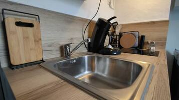 Réfrigérateur, micro-ondes, four, plaque de cuisson