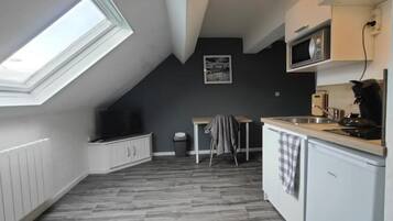 Réfrigérateur, micro-ondes, four, plaque de cuisson