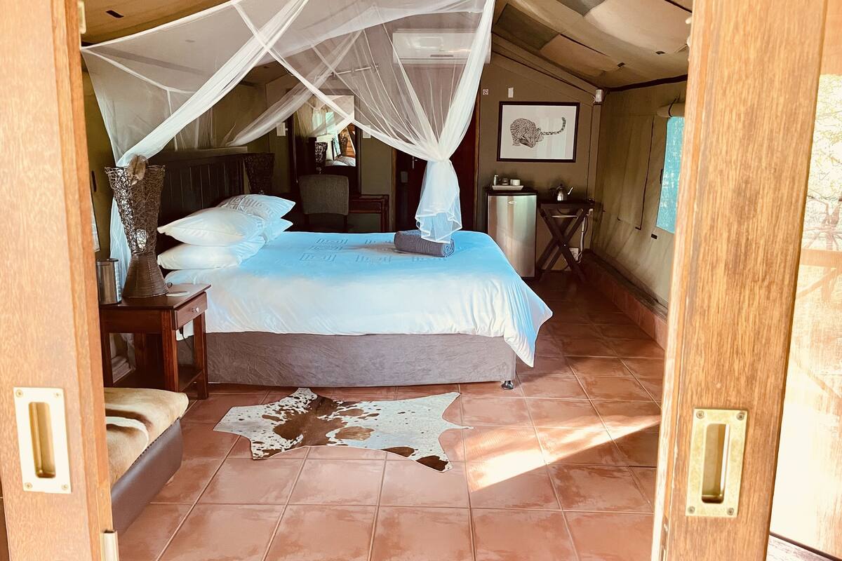 Tenda Mewah, 1 Tempat Tidur Queen | Brankas, tempat tidur lipat/tambahan, dan seprai linen