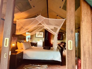 Luksustelt, 1 queensize-seng | Safe på rommet, ekstrasenger (mot et tillegg) og sengetøy