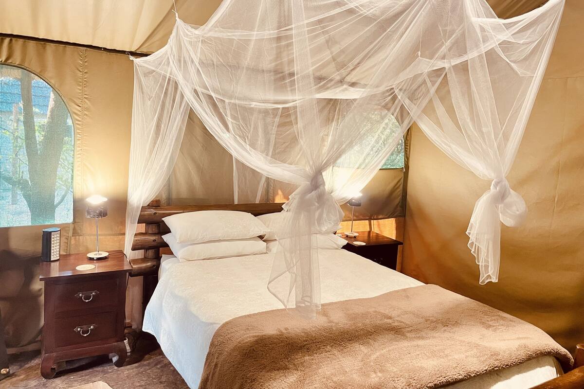 Brankas, tempat tidur lipat/tambahan, dan seprai linen