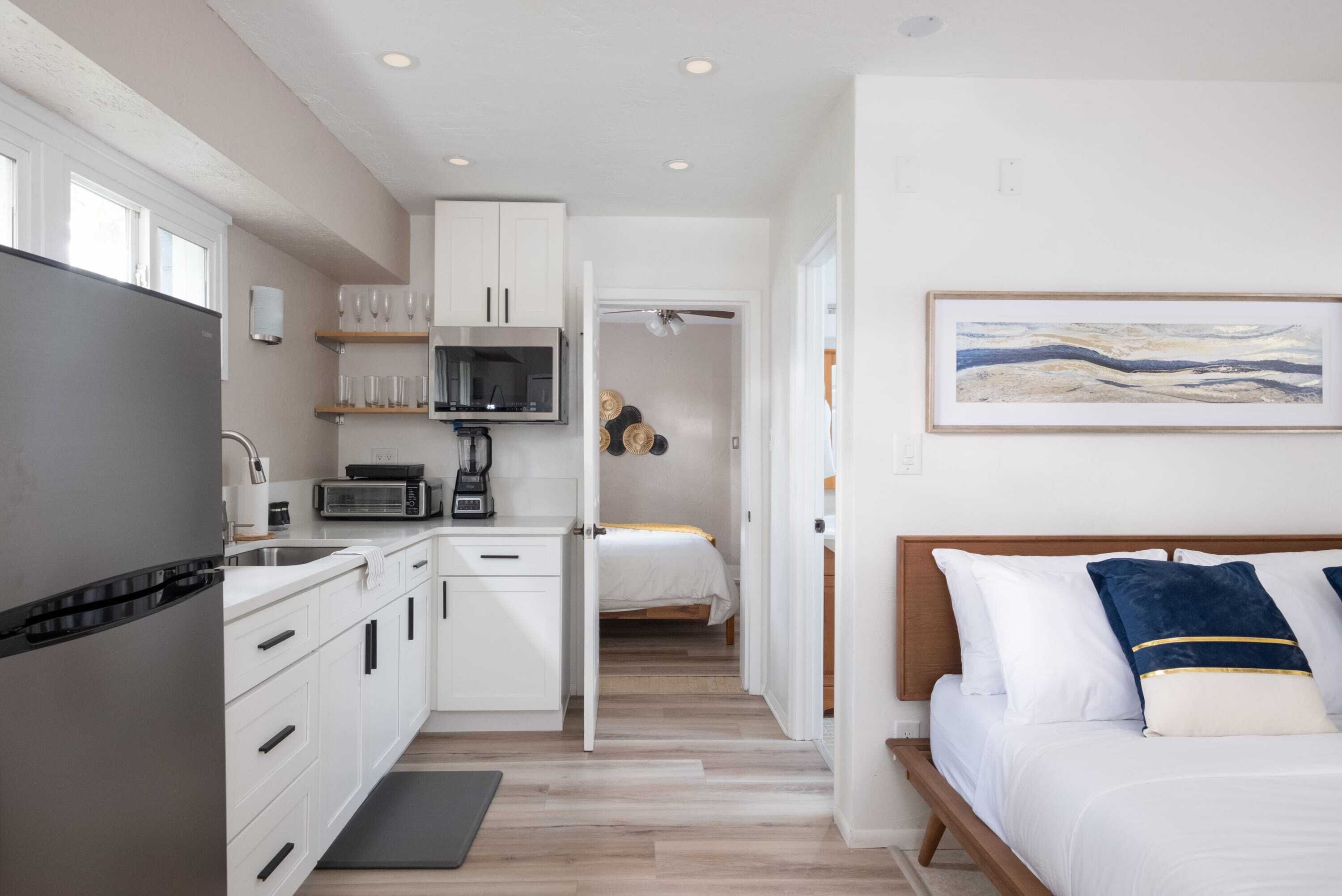 4 chambres, bureau, fer et planche à repasser, lit parapluie