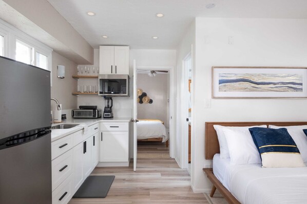 4 habitaciones, escritorio y tabla de planchar con plancha 