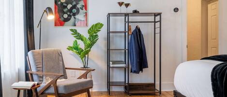 5 bedrooms, iron/ironing board, WiFi, bed sheets