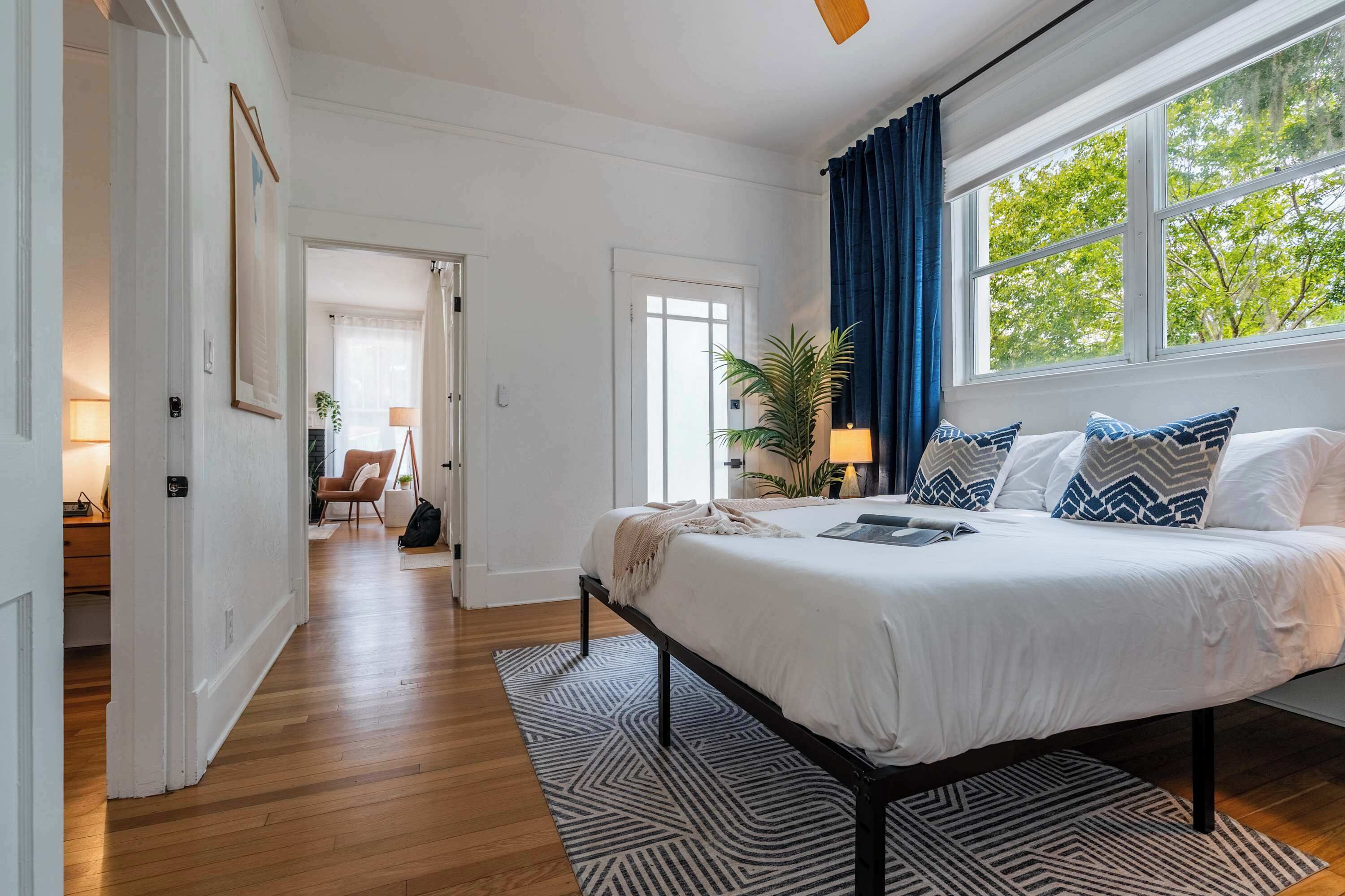 5 habitaciones, tabla de planchar con plancha, wifi y ropa de cama 