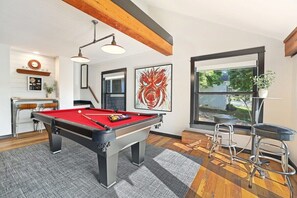 Game room - Retro Razorback - Pickleball-Golf-Spa-UofA (Fayetteville)