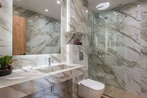 Dusche, Haartrockner, Handtücher, Seife