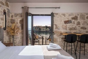 In-room safe, iron/ironing board, free WiFi, bed sheets - La vista de Pablo | Puerto suite (Chania)