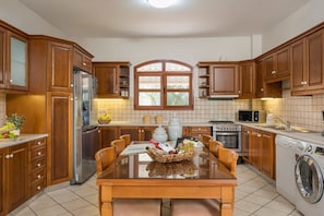 Een koelkast, een magnetron, een oven, een kookplaat