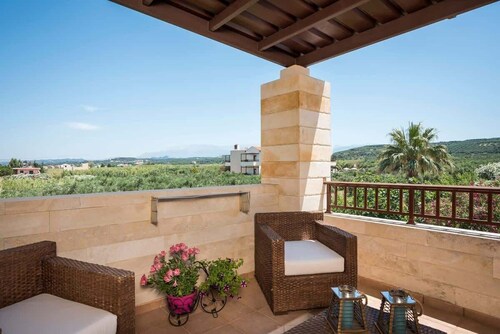 Aphrodite Luxury Villa (Iason Villas), 4 Bedrooms, Garden, Next To Maleme Beach