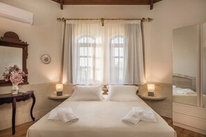 9 bedrooms, desk, WiFi, bed sheets